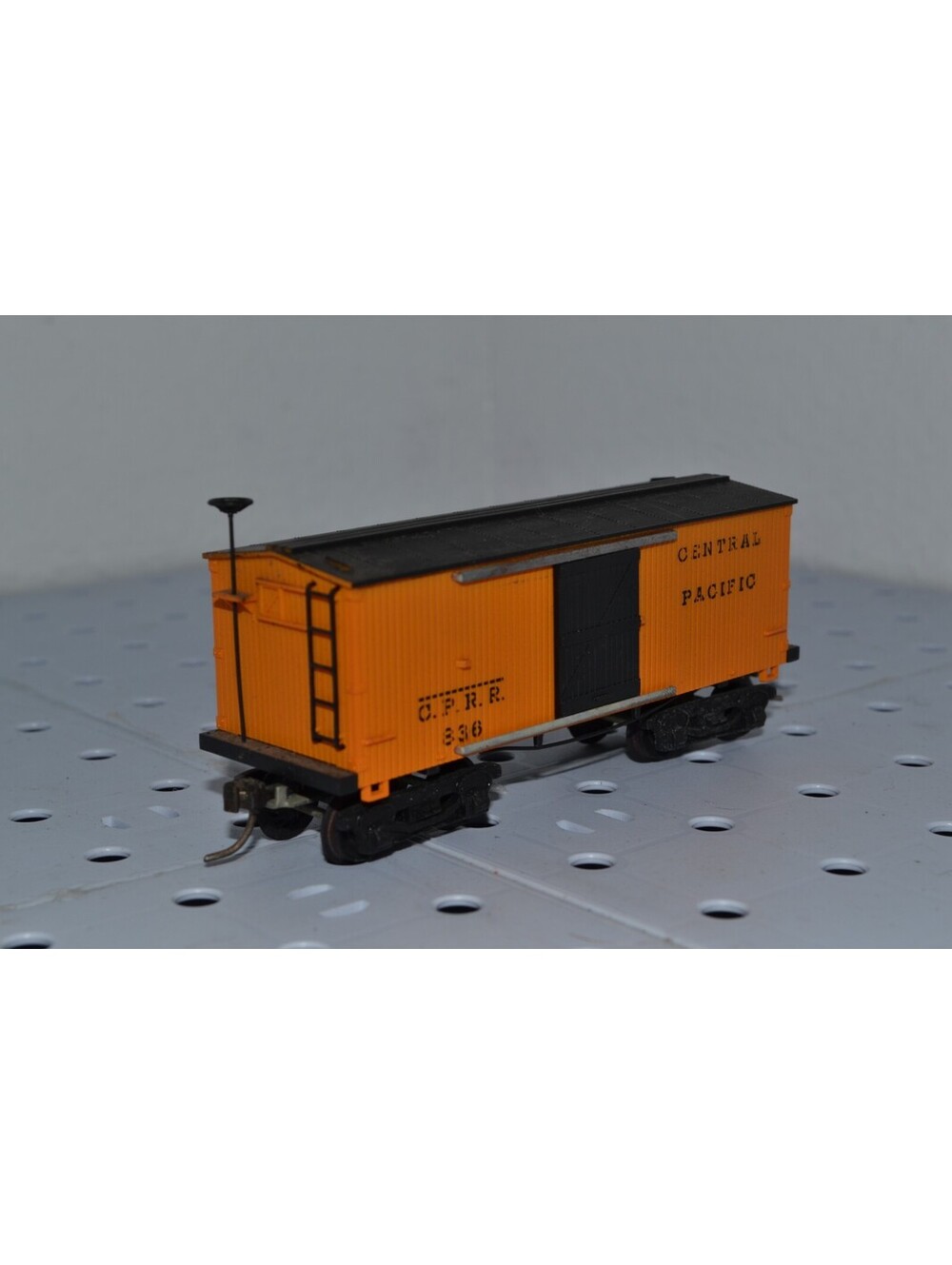 Vintage HO Scale Central Pacific Railroad Car 836 Mantua Boxcar Kadee Couplers - Picture 2 of 5